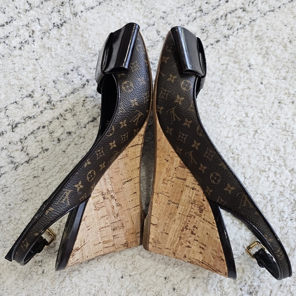 Louis Vuitton Monogram Open-Toe Bow Wedge Heels - Picture 5 of 12
